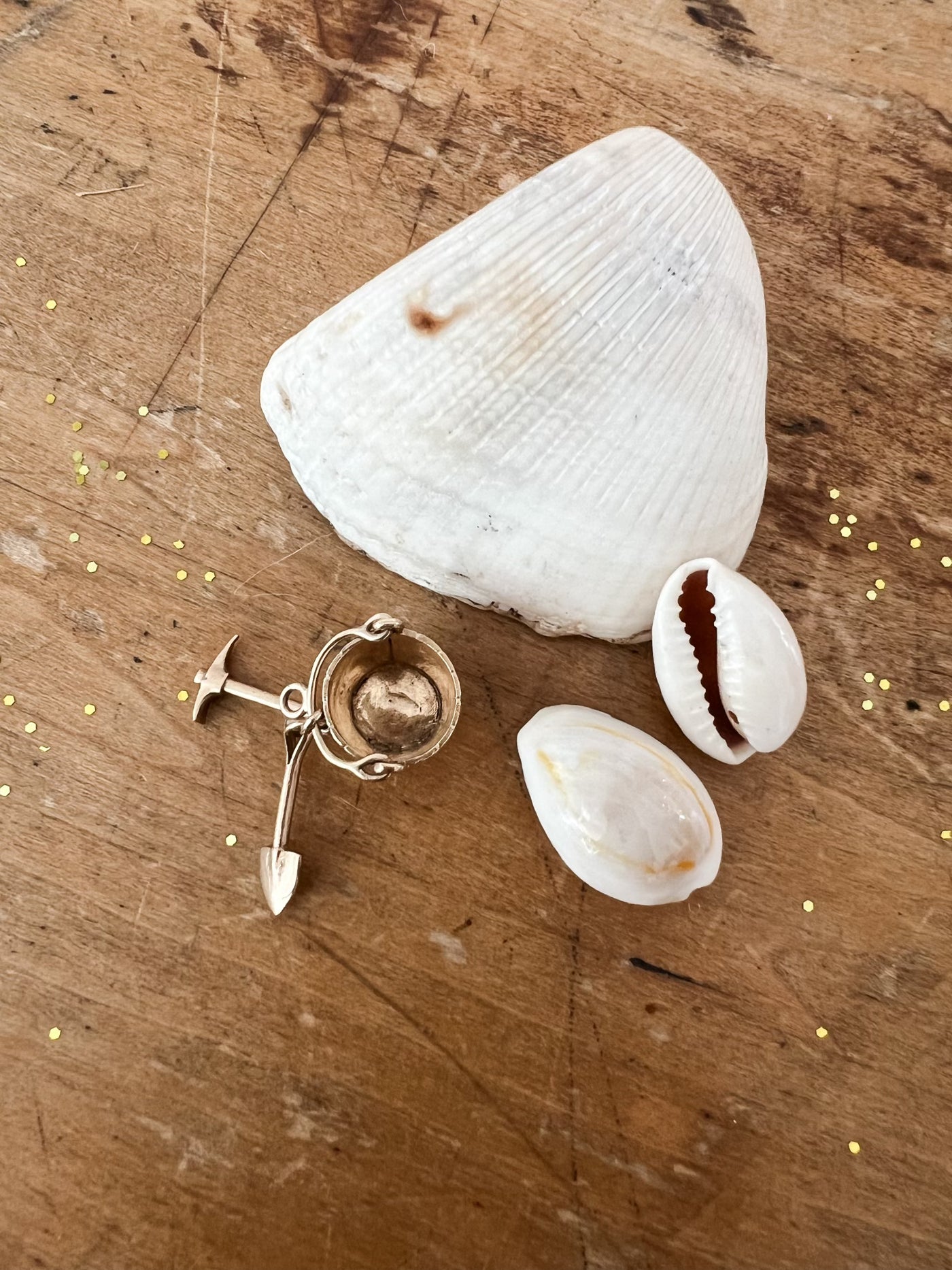 Vintage 14K Gold Sand Pail with Tools Charm